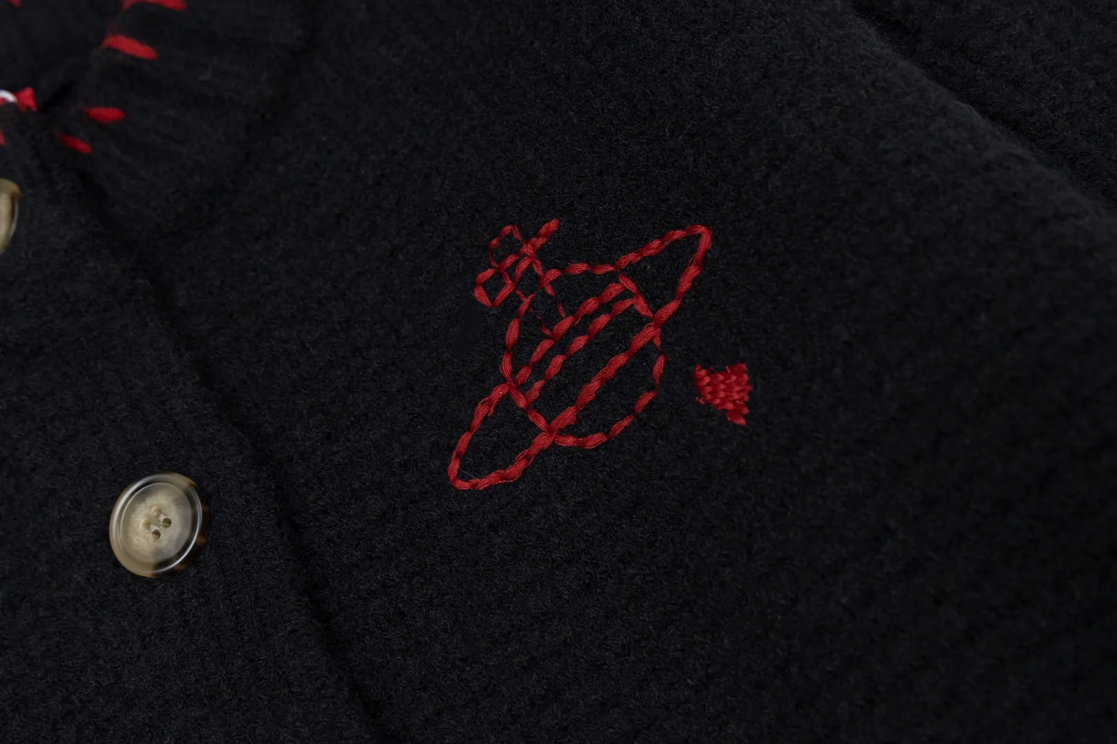 VIVI 163 #Explosive Style Coming vivienne west wood 2025 Christmas🎄Limited Scarf Cardigan Top Original Restored ✅The Top Version on the Internet Popular Style Available in All Grades of Quality The Whole Clothes weighs Three Kilograms Supports Weighing Not Free of Charge Differentiates Products on the Market with Thin and Paper-like Pictures My Home Must Be a Ceiling There Are Too Many People Following the Trend Look at the Quality Before Comparing Prices 30% Wool Thick Needle Top Version Customized Original Open-Mold Horn Button All details are restored. The scarf neckline and hem cannot be made by machine. All red threads are sewn by hand. Every stitch is the cost. Size: 1 yard, 2 yards, 3 yards. Color: apricot, black